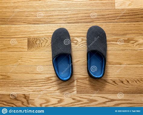 Walking in sandals on wooden floors - sound effect