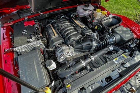 Jeep engine: ignition, regassing - sound effect
