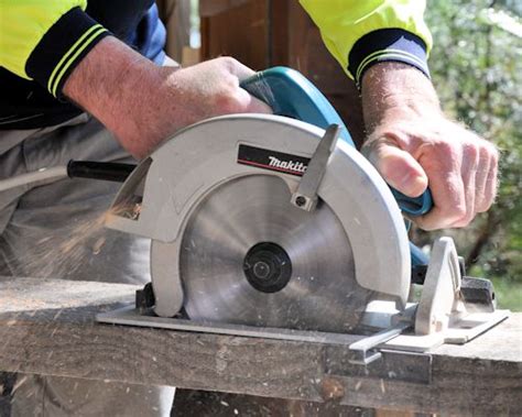 Circular saw operation - sound effect