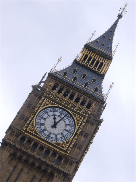 City tower clock: strikes 12 times - sound effect