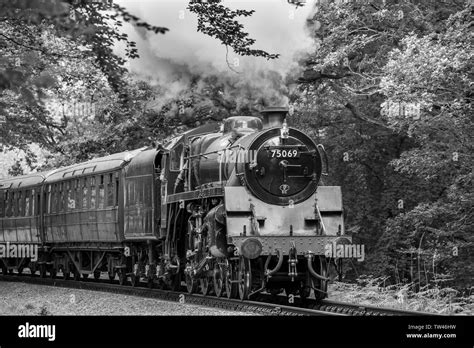 Steam locomotive is approaching and passing, quickly - sound effect