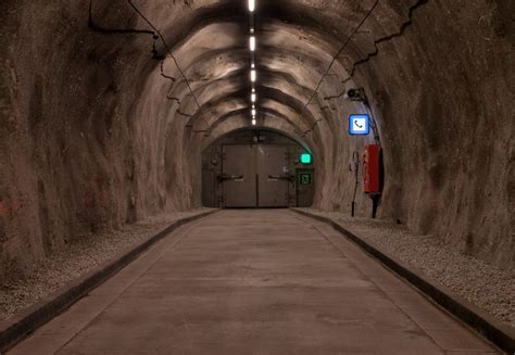 Train stops in the tunnel, opens and closes doors, leaves - sound effect