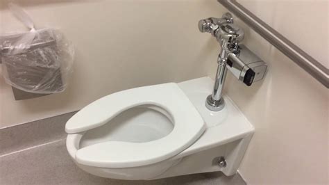 Public toilet (flush) - sound effect