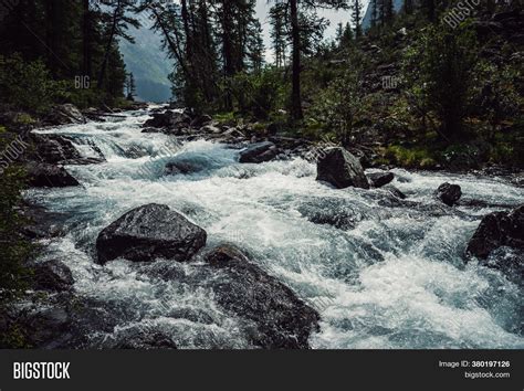 Fast powerful river - sound effect