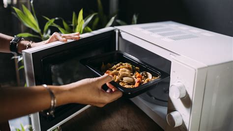 Take food out of the microwave - sound effect