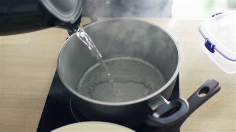 Hot water is poured into a container - sound effect