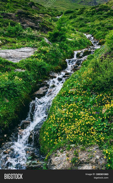 Small water stream - sound effect