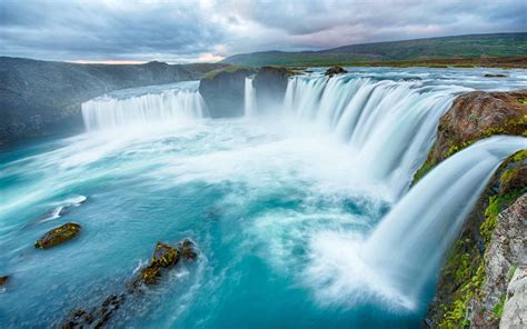 Huge waterfall - sound effect