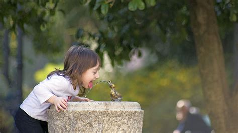 Drinking from the fountain - sound effect