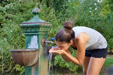 Drinking from the fountain - sound effect