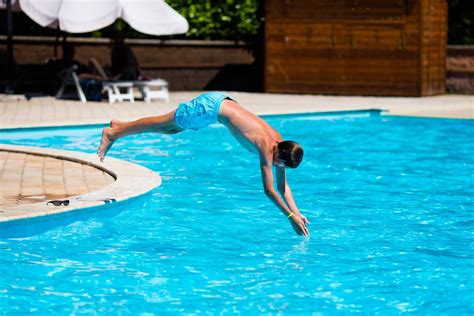 Swimming and diving in the pool - sound effect