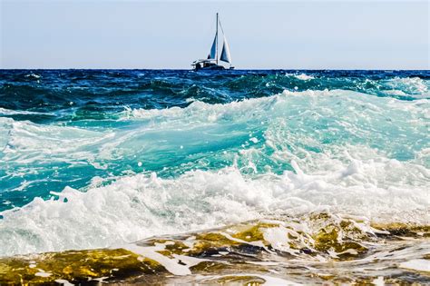 Splash of water, near boat - sound effect