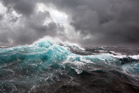 Fierce storm on the sea, waves beat on the shore - sound effect