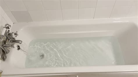 Bathtub fills with water (2) - sound effect