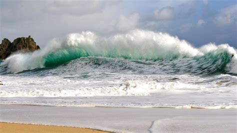 Waves crash on the beach - sound effect