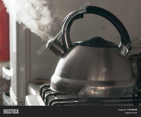 Sound of boiling water, boiling water in the kettle