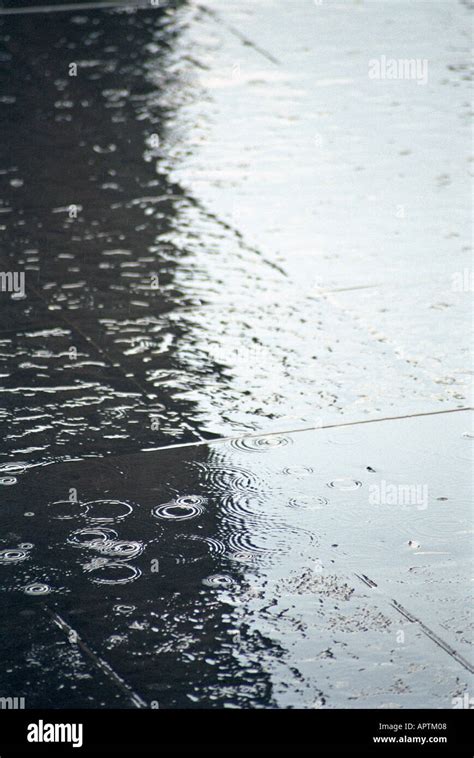 Rain on the pavement - sound effect