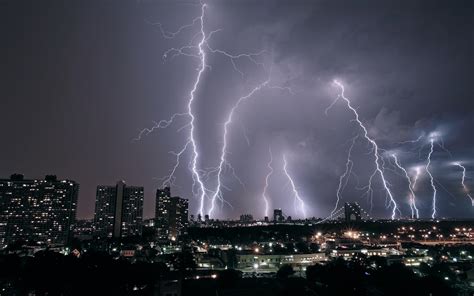 Rain with thunderstorm in the city - sound effect