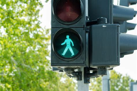 Medium city traffic, pedestrians at traffic lights - sound effect