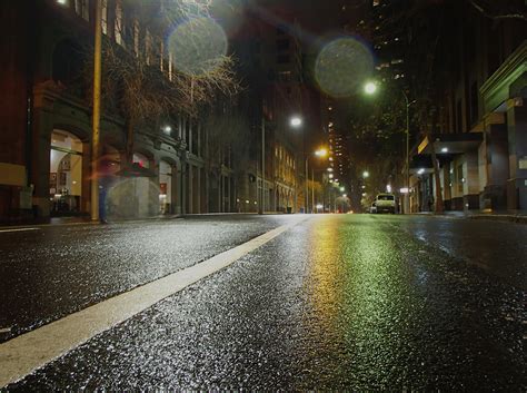 Medium city traffic, wet road (2) - sound effect