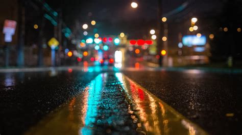 Medium city traffic, wet road - sound effect