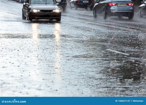 Medium city traffic, wet road - sound effect