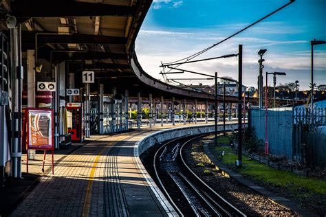 Railway station, platform: general atmosphere - sound effect