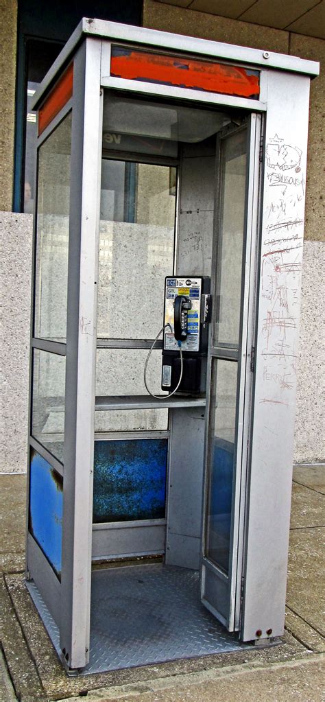 Payphone booth door: opening and closing (2) - sound effect