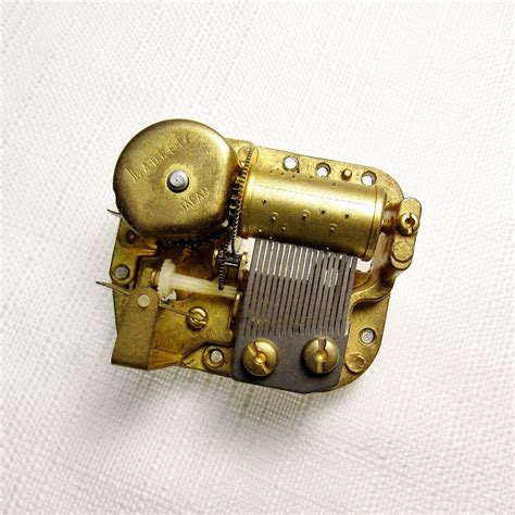 Antique music box, wind up - sound effect