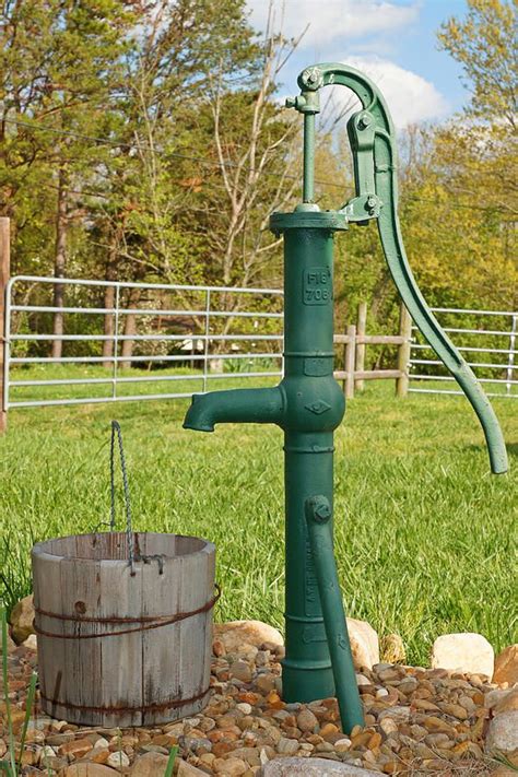 Antique hand pump, water pump (2) - sound effect