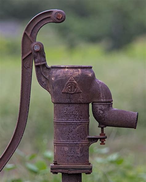 Antique hand pump, water pump (2) - sound effect