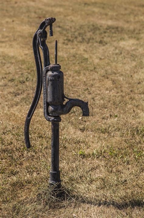 Antique hand pump, water pump - sound effect