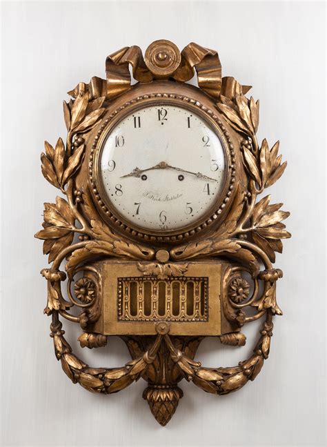 Vintage antique clock: hitting the alarm clock with a chime - sound effect
