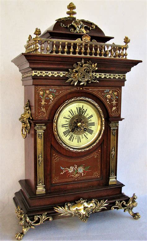 Vintage antique clock: hitting the alarm clock with a chime - sound effect