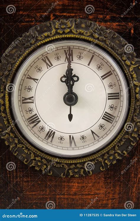 Antique clock strikes twelve (2) - sound effect