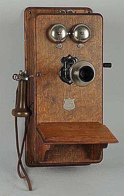 Antique wall telephone from 1908 with wind-up bell - sound effect