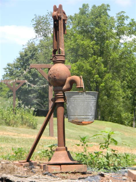 Antique water pump: slow pumping with a creak - sound effect