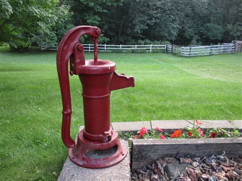 Antique water pump: slow pumping with a creak - sound effect