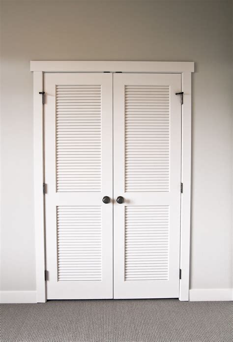 Closet door: opens and closes - sound effect