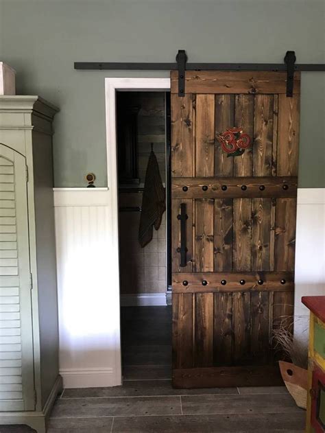 Wooden barn door: opens and closes twice - sound effect