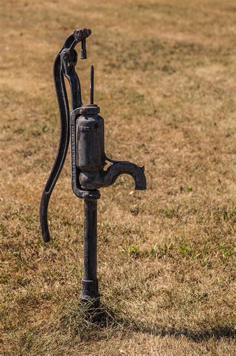 Old hand pump: pumps water, mechanism creaks (2) - sound effect
