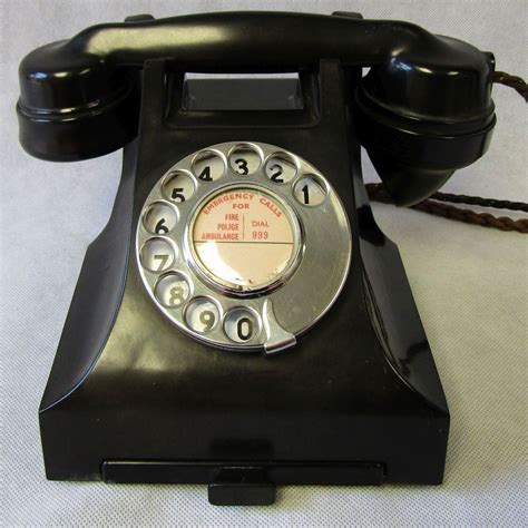 Old telephone from 1950 rings several times - sound effect