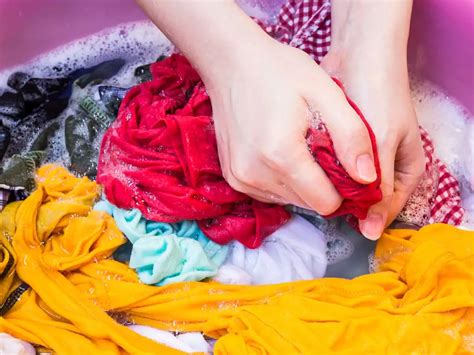 Washing clothes by hand: wash clothes - sound effect