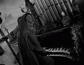 Scary piano playing on the strings - sound effect