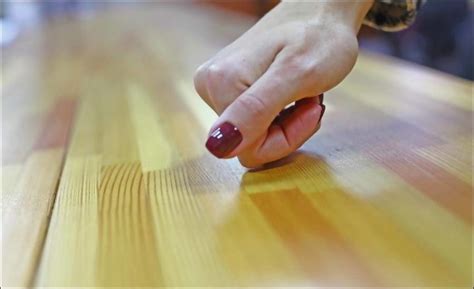 Knocking on the wooden floor - sound effect