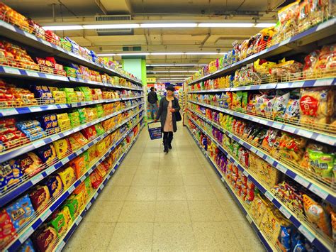 Supermarket: cart rides along the racks - sound effect