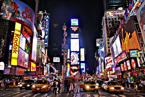 Times square in new york: car siren - sound effect