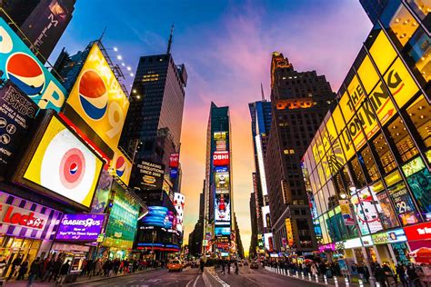 Times square in new york: car siren - sound effect