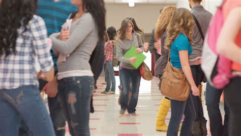 Crowd of children in the hallway: elementary school - sound effect