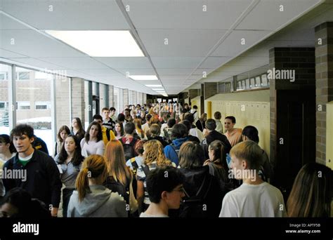 Crowd of children in the hallway: elementary school - sound effect